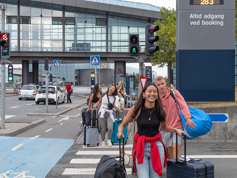 Student Resources, booking your flight to DIS