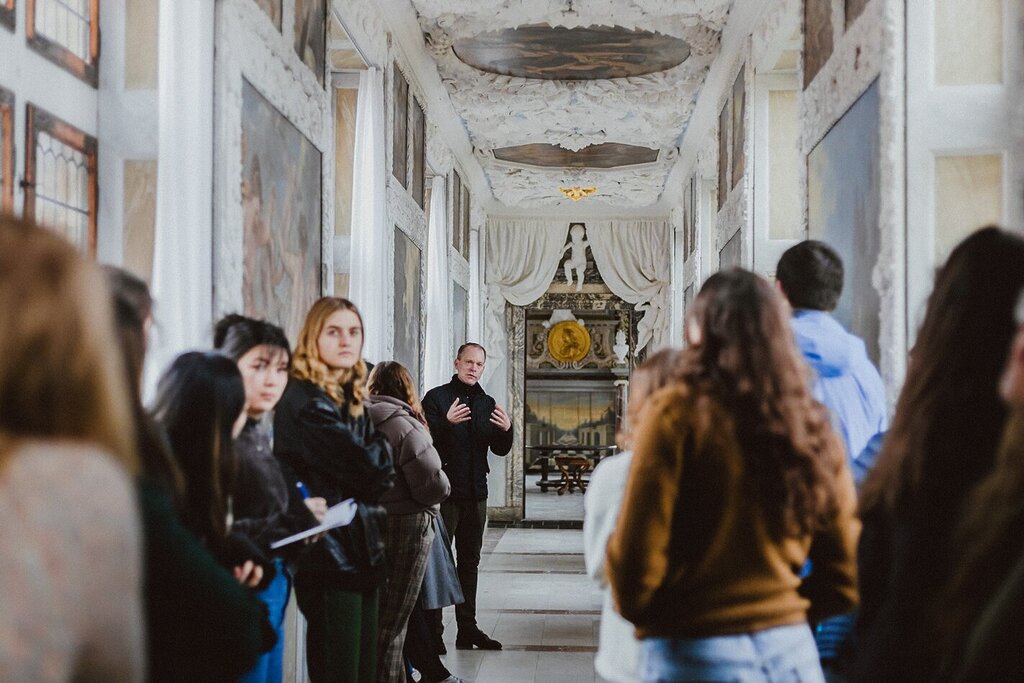 DIS faculty perspective on queen's abdication 6